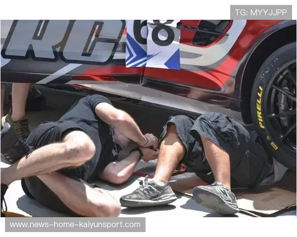 赛车维修现场惊魂：混乱中差点撞到技师的激烈瞬间