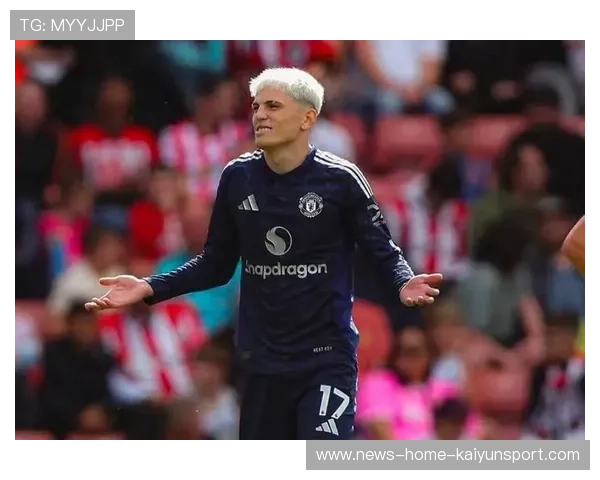 曼联中场送出穿云直传，加纳乔单刀冷静命中