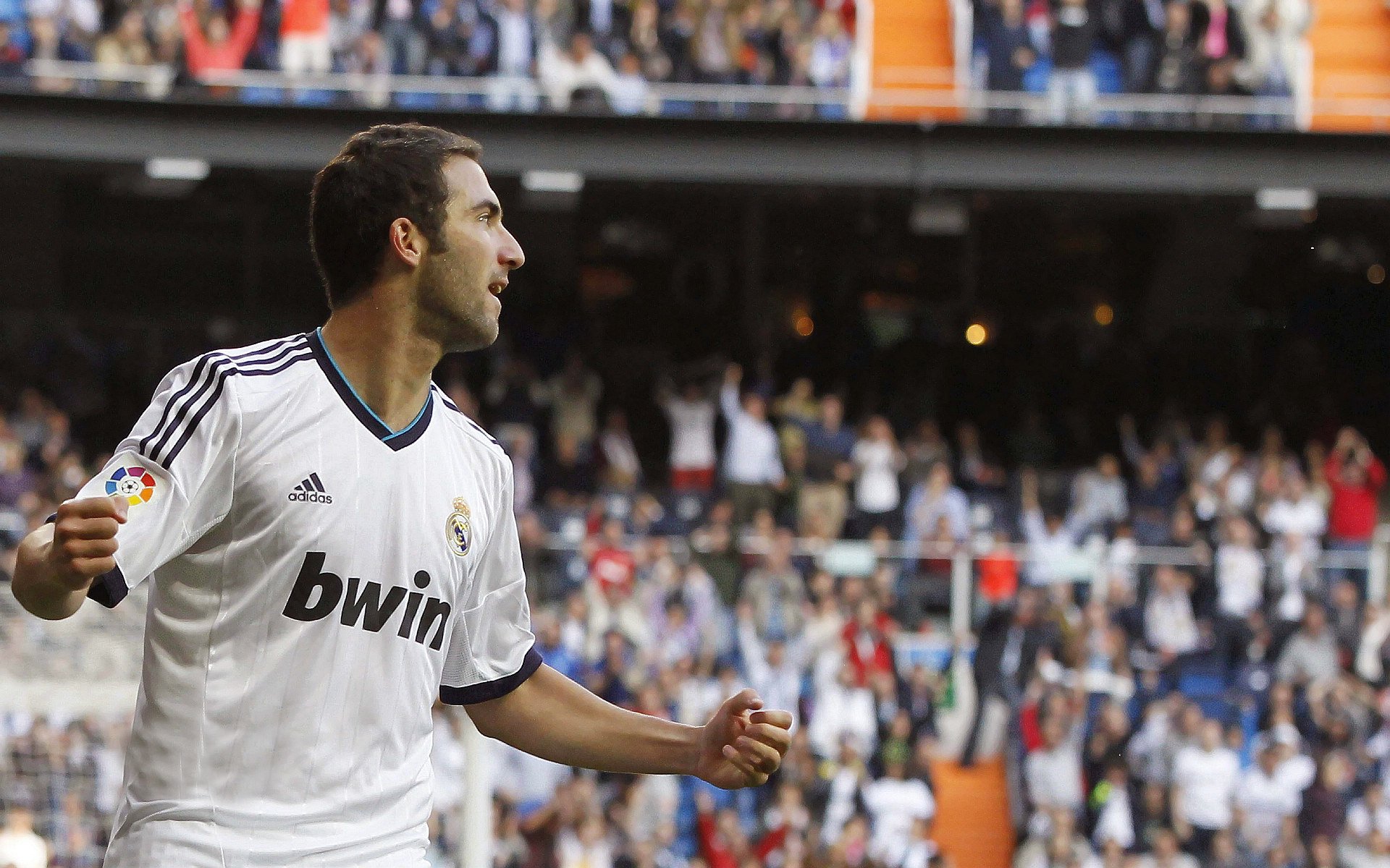 西甲皇家马德里主场小胜比利亚雷亚尔 莫德里奇远射世界波破门，皇家马德里对比利亚雷