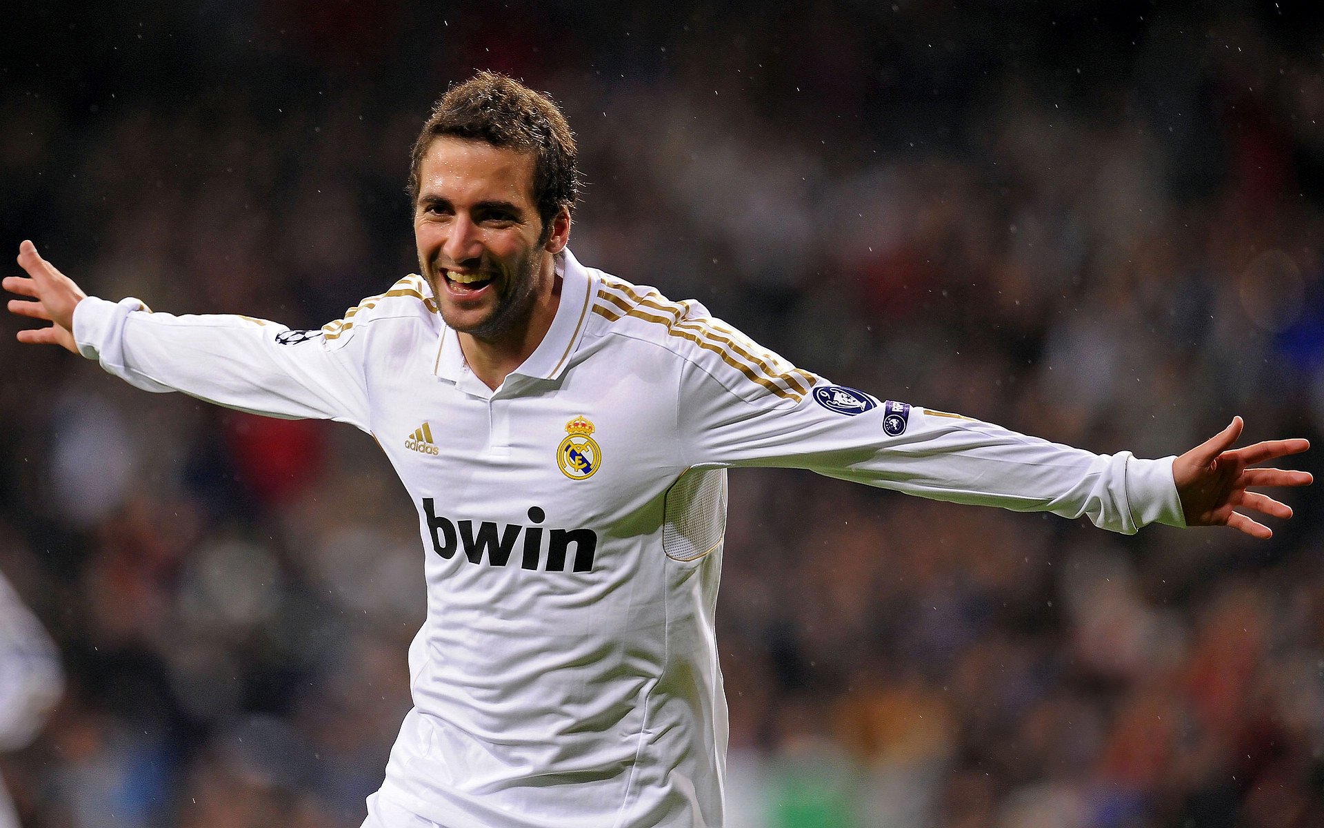 西甲皇家马德里主场小胜比利亚雷亚尔 莫德里奇远射世界波破门，皇家马德里对比利亚雷